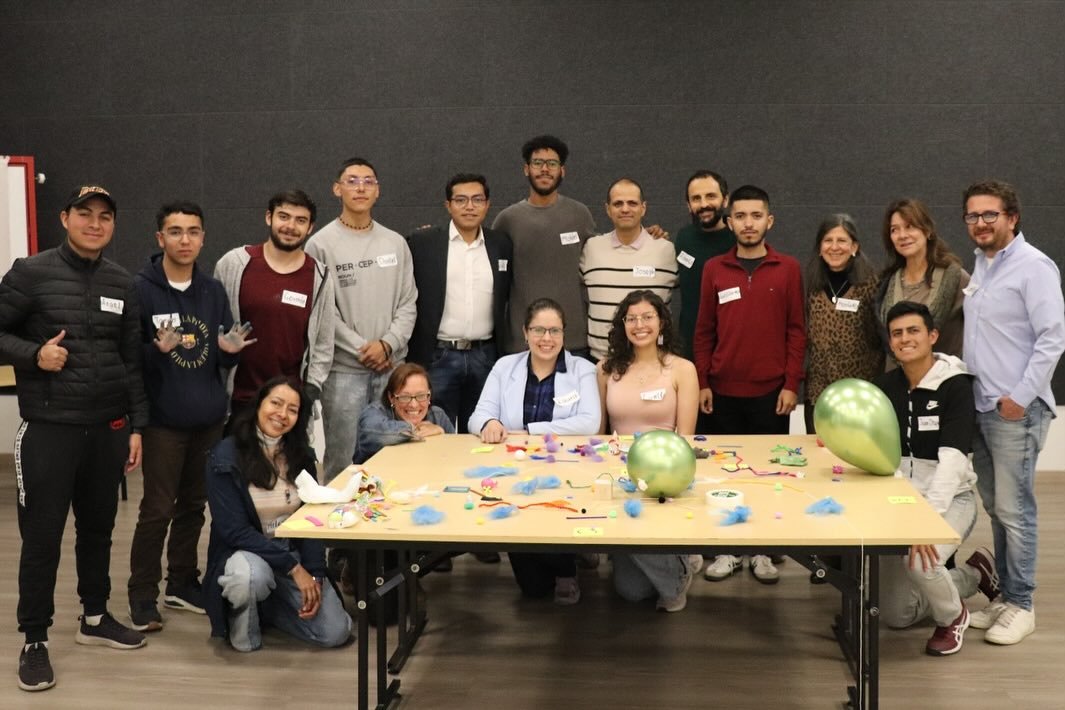La Escuela participó en la Master Class con Otto Scharmer: “Teoría U: inteligencia colectiva y futuros emergentes”, transmitida en vivo desde el Tecnológico de Monterrey con la participación de diversas universidades latinoamericanas.

Tras la Master Class, un grupo de estudiantes y profesores asistió a un taller liderado por María del Rosario Montejo, Heidi Pohl y Patricia Arenas, expertas en Teoría U y en liderazgo.

Durante el taller, los integrantes de nuestra comunidad pensaron  futuros emergentes para la Escuela y sembraron una semilla para mañana, hoy.