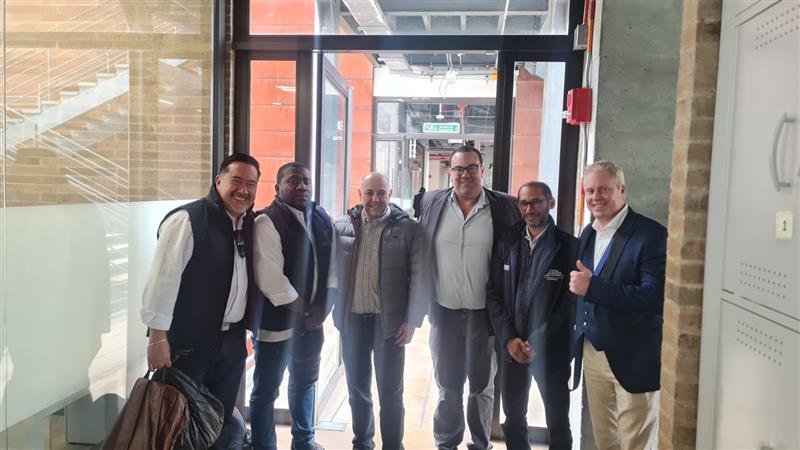 Representantes de la compañía Hyneo Energy, desarrolladora de proyectos de generación de energía renovable adaptados a las necesidades de sus clientes, visitaron el campus de la Escuela Colombiana de Ingeniería con el objetivo de identificar espacios de colaboración y explorar posibles sinergias para proyectos de investigación y desarrollo. Estas iniciativas buscan generar aportes significativos tanto para la academia como para el sector productivo, especialmente en el ámbito de las energías renovables.

Hyneo Energy implementa procesos que optimizan el consumo energético, reduciendo costos y mejorando la sostenibilidad empresarial, y además ofrece consultoría especializada. El decano del Programa de Ingeniería Eléctrica, Daniel José González Tristancho, el director del Doctorado en Ingeniería, Agustín Rafael Marulanda Guerra y el graduado Andrés Garzón, compartieron con representantes de Hyneo Energy.