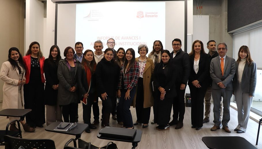 🤝 En un ejercicio de colaboración y visión compartida, se llevó a cabo un nuevo encuentro entre la ingeniera Myriam Astrid Angarita Gómez, Rectora de la Escuela Colombiana de Ingeniería Julio Garavito, y Merlín Patricia Grueso, directora de UR STEAM, junto con sus respectivos equipos de trabajo de la Universidad del Rosario, con el propósito de fortalecer las relaciones entre ambas instituciones.
 
Tras una primera visita a la Universidad del Rosario, esta vez se recorrieron los laboratorios y espacios académicos de la Escuela, profundizando en los ejes de trabajo identificados y explorando nuevas sinergias.
 
Entre los puntos clave que se abordaron para el desarrollo conjunto se destacan:
* Alianza STEAM
* Emprendimiento
* Trabajo en regiones
* Alianzas y desarrollo empresarial
* Trabajo en conjunto entre las decanaturas de Administración de Empresas de las dos universidades 
 
Estas reuniones hacen parte de una iniciativa estratégica liderada por las rectoras de ambas universidades, con el objetivo de fortalecer a estas instituciones como actores claves en el país.

@admonurosario @ur.steam