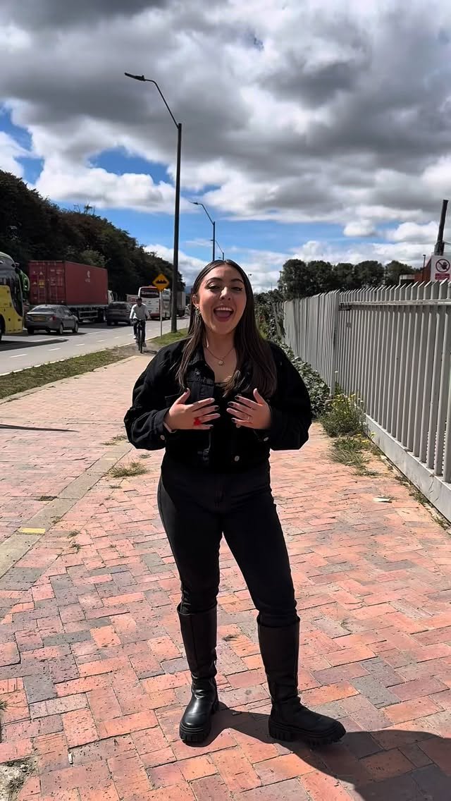 🚲 ¡Nueva ruta de ingreso sostenible!
Desde el 18 de noviembre de 2025, las bicis y patinetas eléctricas tendrán un nuevo acceso de entrada y salida por la portería peatonal (sendero derecho).
Las bicis eléctricas tipo moto seguirán ingresando por la portería vehicular.
Con este cambio buscamos un campus más seguro, ágil y sostenible 🌿✨
¡Gracias por sumarte a una movilidad que nos mueve mejor! 💛💪