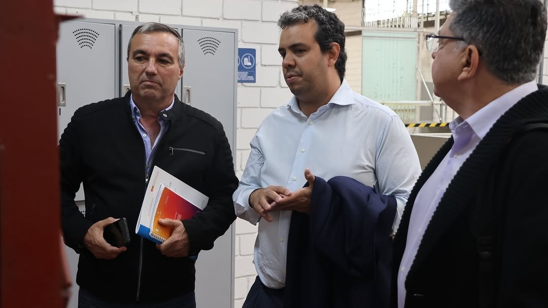 🌎🤝 Un espacio de colaboración académica para fortalecer la formación de ingenieros civiles comprometidos con el futuro del planeta.

 La Escuela Colombiana de Ingeniería recibió a la 𝐑𝐞𝐝 𝐌𝐀𝐑𝐂𝐀 de Ingeniería Civil en un encuentro internacional realizado el 13 y 14 de noviembre.

Durante estos dos días, coordinadores de universidades de Brasil, Argentina, Bolivia y Colombia se reunieron en nuestro campus para avanzar en el proyecto “Infraestructuras Sostenibles: Formación de Ingenieros Civiles para Afrontar los Retos del Cambio Climático”, una iniciativa del programa MARCA–ARCU SUR que conecta once carreras acreditadas en la región.