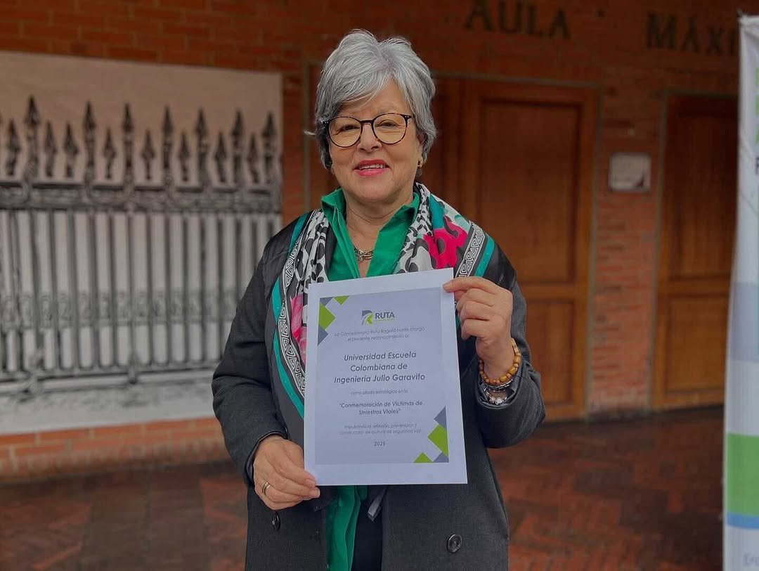 Hoy, en la Escuela Colombiana de Ingeniería Julio Garavito, honramos la memoria de las víctimas de siniestros viales y recordamos que cada número representa una vida, una familia y una historia que merece ser contada. 🕯️

La Rectora, ingeniera Myriam Astrid Angarita Gómez, se sumó con un cálido mensaje de reconocimiento y, a la vez, de compromiso con una movilidad segura desde la comunidad Escuela. Durante el acto, la concesionaria le entregó un reconocimiento como aliada estratégica en la construcción de una cultura de seguridad vial.

La exposición, instalada en nuestro campus, hace parte de la campaña de @SectorMovilidad y nos invita a reflexionar sobre la importancia de una movilidad segura, consciente y orientada a proteger la vida.

Desde la Escuela, reafirmamos nuestro compromiso con la formación de ciudadanos responsables y con la promoción de acciones que contribuyan a un entorno vial más humano y seguro para todos.