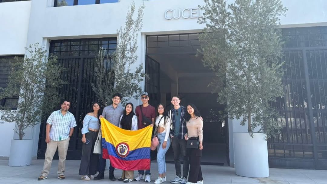 #OrgulloEscuela ✈️
El talento no se queda en el aula, cruza fronteras.

Estudiantes del Programa de Ingeniería Electrónica vivieron una experiencia académica y empresarial en Guadalajara, acercándose a entornos reales de la industria, nuevas tecnologías y dinámicas internacionales.

Gracias a su dedicación, compromiso y excelencia académica, fueron seleccionados para participar en la Misión Guadalajara, en el marco de que la Escuela fue beneficiaria, por segundo año consecutivo, de la convocatoria Subvenciones para Movilidad de Estudiantes del ICETEX, demostrando que el esfuerzo abre puertas y transforma el futuro profesional.

En la Escuela Colombiana de Ingeniería formamos ingenieros que se atreven a ir más allá y a vivir experiencias que marcan su vida y su carrera.

Agradecemos al @icetex_colombia por crear oportunidades que fomentan la internalización.