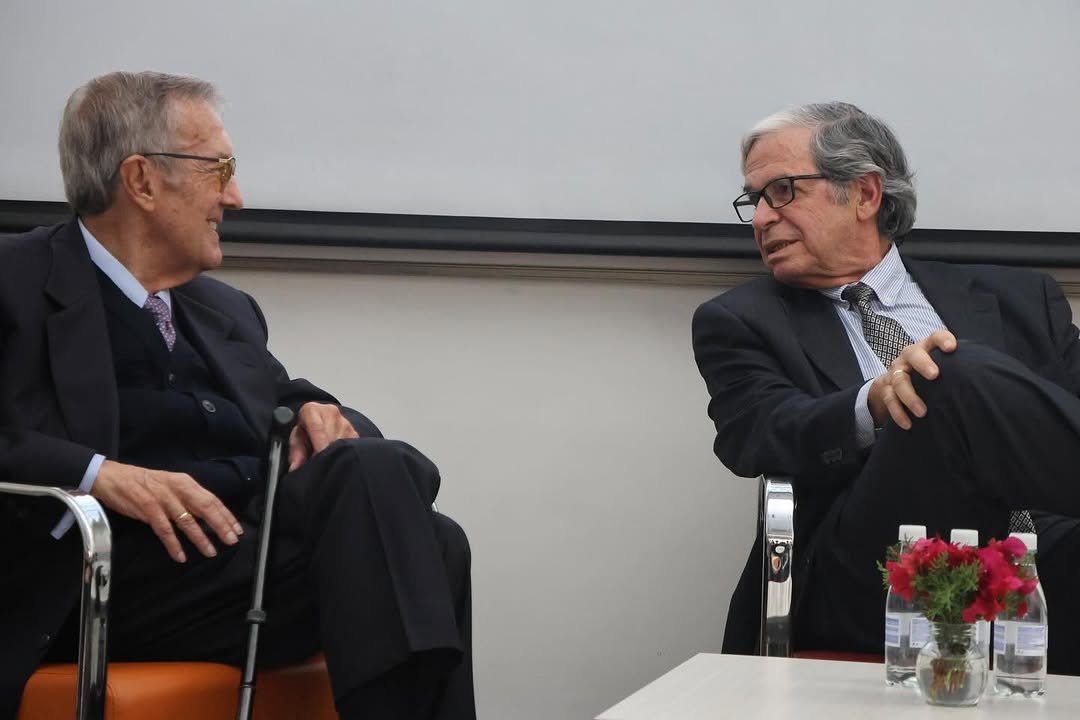 #Noticias

 En el marco de Eciciencia 2025, se llevó a cabo el conversatorio con el que la institución dio inicio a la celebración de los 40 años del Programa de Ingeniería de Sistemas, un espacio que reunió a fundadores, profesores, graduados y estudiantes en torno a una historia compartida de innovación, compromiso y propósito.

Memoria y cariño que conectaron el pasado con el presente.

Ingresa a nuestro portal web y disfruta la galería fotográfica con todos los momentos que hicieron especial esta jornada. (www.escuelaing.edu.co)