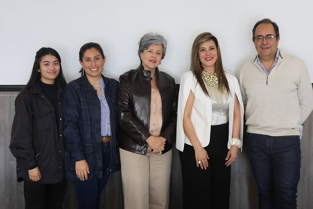 La Escuela recibió la visita de la arquitecta Nohora Arbelaez Huertas, reconocida líder y relacionista pública, quien dirige la iniciativa 𝐖𝐨𝐦𝐞𝐧 𝐢𝐧 𝐂𝐨𝐧𝐜𝐫𝐞𝐭𝐞 𝐀𝐥𝐥𝐢𝐚𝐧𝐜𝐞 (𝐖𝐈𝐂𝐀), red que impulsa la participación y el liderazgo de las mujeres en sectores tradicionalmente masculinizados.

Durante el encuentro con la ingeniera Myriam Astrid Angarita Gómez, Rectora de la Escuela, se exploraron posibles alianzas estratégicas entre la institución y WICA, orientadas al fortalecimiento del emprendimiento de base tecnológica y a la consolidación de ecosistemas colaborativos que promuevan la equidad de género en la ingeniería, la economía, las matemáticas y la administración de empresas.

A la reunión también asistieron el Vicerrector Administrativo, Diego Sánchez Fonseca, la profesora Diana Carolina Cabra Ballesteros, coordinadora de Emprendimiento de la Escuela, y la decana del Programa de Administración de Empresas, Adriana Marcela Zambrano, quienes destacaron la importancia de integrar la perspectiva de género en los procesos de innovación y desarrollo institucional.