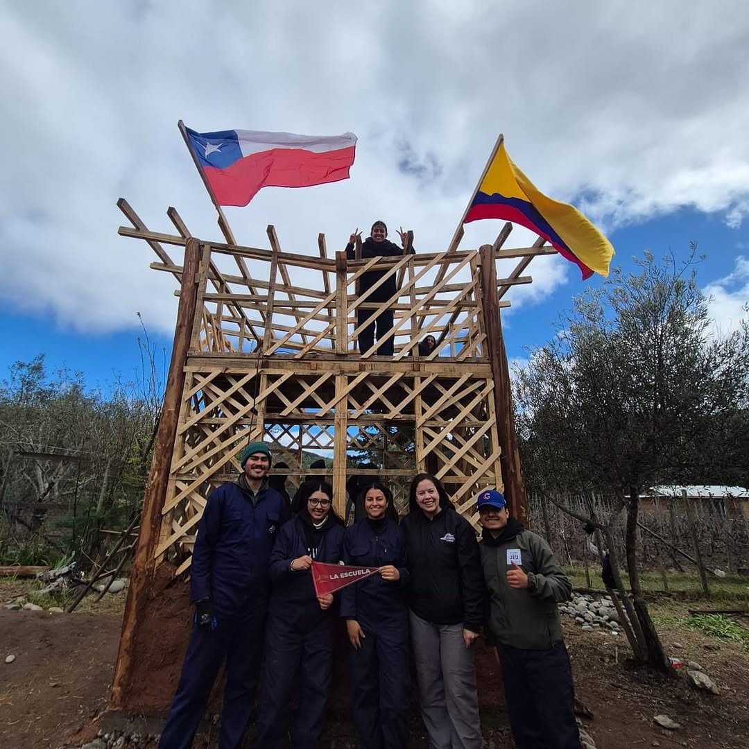 🌱🌍 ¡La innovación sostenible cruzó fronteras!

La Escuela Colombiana de Ingeniería participó en el proyecto internacional “ESPACIO-BIO: Innovación Sostenible”, una iniciativa que dejó huella en la comunidad del Mellinco (Chile) 🏞️.

🤝 En alianza con la Universidad de América, ESUMER y la Universidad de Talca (Chile), y con el apoyo de @icetex_colombia , trabajamos por un propósito común:
🔧 Formar estudiantes en prácticas innovadoras, biomateriales y gestión de proyectos con impacto económico y social. 

📅 Entre septiembre 2024 y septiembre 2025, 86 estudiantes y 5profesores de Arquitectura, Ingeniería Civil e Ingeniería Ambiental aplicaron sus conocimientos en equipos interdisciplinarios e interinstitucionales, promoviendo:
✅ La reducción de la huella ambiental
✅ La generación de empleo local
✅ El fortalecimiento de la economía regional

🏗️ El proyecto finalizó con la movilidad a Chile de 4 estudiantes y 2 profesores de la Escuela, quienes, junto con sus pares de las universidades aliadas, construyeron una bodega diseñada por uno de los equipos de estudiantes.
Una estructura pensada para el almacenamiento, pero que también se convirtió en un símbolo de identidad y esperanza para los habitantes de El Mellinco.
📸 ¡Desliza para ver cómo la educación transforma comunidades!