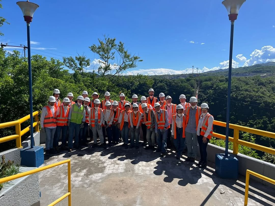 Estudiantes de Programa de Ingeniería Civil visitaron la impresionante planta de CEMEX Caracolito, Payandé, Tolima.
🚛 Desde la cantera hasta el cemento, conocieron todo el proceso, incluyendo transporte por bandas tubulares, producción de clínker y sostenibilidad en acción. 🌱
🏭 Dos líneas de producción, tecnología de punta y aprendizajes que marcarán su futuro profesional 💡
🤝 ¡Gracias @cemexcolombia por recibirnos y compartir su experiencia!
#IngenieríaCivil #VisitaAcadémica #CEMEX #FormaciónIntegral #ACI #EscuelaColombianaDeIngeniería #Sostenibilidad #Infraestructura