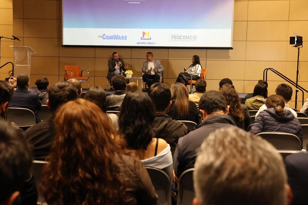 Así se vivió 𝐈𝐦𝐩𝐮𝐥𝐬𝐚 𝐎𝐩𝐞𝐧 𝐂𝐚𝐦𝐩𝐮𝐬 𝐏𝐨𝐬𝐠𝐫𝐚𝐝𝐨𝐬, un encuentro que reunió a expertos, empresarios y académicos para reflexionar sobre los desafíos y oportunidades del talento humano frente a las nuevas tecnologías. 💡
Durante el evento, los asistentes conocieron la oferta de posgrados de la Escuela, interactuaron con expertos y descubrieron nuevas oportunidades de crecimiento profesional.
Los paneles abordaron temas clave como “El impacto de las nuevas tecnologías en el talento humano de las organizaciones” y “Los desafíos tecnológicos en el talento humano para las megaobras del país”, con la participación de líderes del sector empresarial y académico.
Gracias a todos los asistentes y panelistas por ser parte de este espacio que impulsa el futuro profesional.