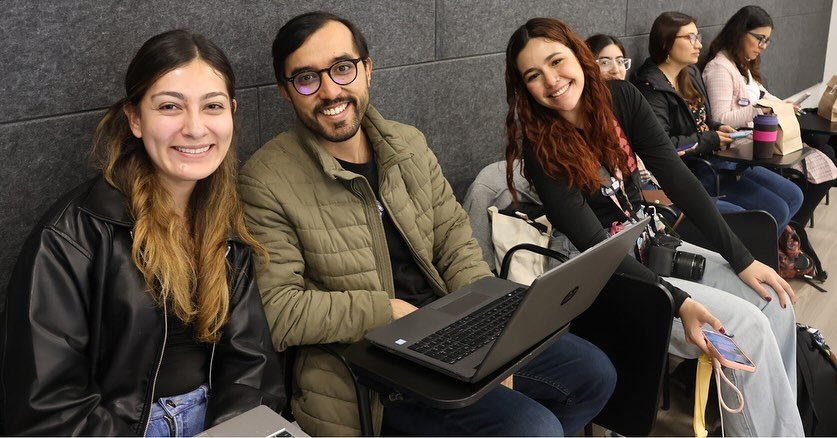 En el marco de Eciciencia 2025, la Escuela Colombiana de Ingeniería fue escenario del lanzamiento de Ensamble U, una iniciativa interuniversitaria que marca un hito en el ecosistema de innovación de Bogotá Región. 
Su primera actividad —un bootcamp de emprendimiento— reunió a estudiantes, profesores, mentores y gestores de las unidades de emprendimiento de ocho universidades: la Pontificia @unijaveriana, Uniminuto, la @unisabana , la Universidad de Ciencias Aplicadas y Ambientales (UDCA), la Universidad de América, la Fundación Universitaria Compensar, la Universidad EAN y la Escuela Colombiana de Ingeniería Julio Garavito.