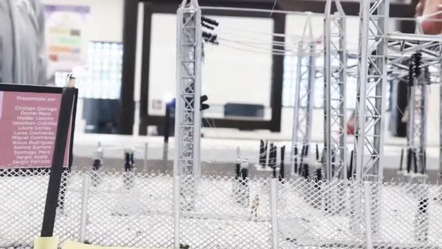 #OrgulloEscuela
El Ingeniero Javier Andrés Ruiz, profesor investigador del Programa de Ingeniería Eléctrica de la Escuela Colombiana de Ingeniería, fue invitado por la empresa Enel Colombia @enelcolombia a conversar sobre los campos electromagnéticos y la compatibilidad electromagnética de las subestaciones de alta tensión y líneas de transmisión eléctrica.

Este espacio permitió aportar conocimiento académico a una discusión de interés público, reafirmando el compromiso de la Escuela con la divulgación científica y el vínculo entre la academia y el sector productivo.

Te invitamos a ver el video y conocer más sobre este tema de actualidad.