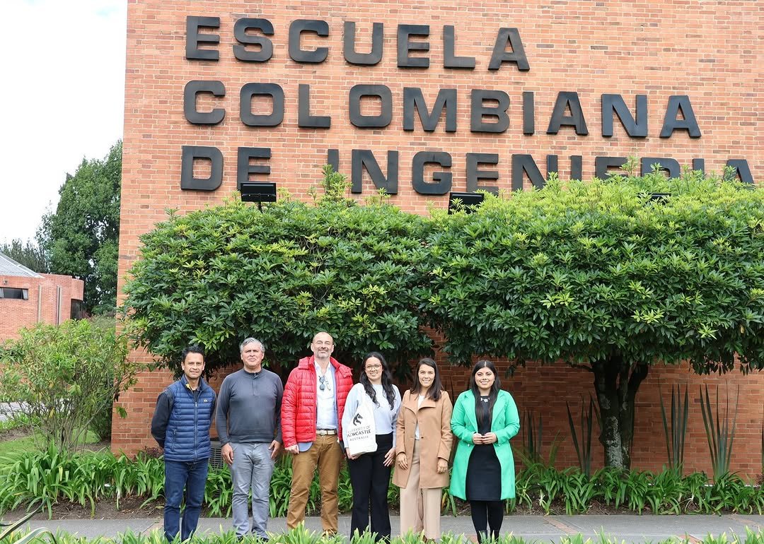 La Escuela recibió la visita de la Universidad de Newcastle (Australia), reconocida dentro del top 1 % de universidades a nivel global y ubicada en la posición #173 del QS World University Rankings 2024. Se trata de una institución innovadora, sostenible y globalmente conectada, con gran impacto en áreas como Ingeniería, Tecnología y Ciencias Sociales.

El encuentro contó con la participación del doctor Francesco Paolucci, profesor de Economía de la Salud y Políticas Públicas, Associate Dean – International de la Newcastle Business School y coordinador del grupo Value in Health Economics Policy, acompañado por Mabel Laiton, Regional Manager Central and South America de la universidad.

La reunión se desarrolló junto con la Oficina de Relaciones Internacionales y el Programa de Economía de la Escuela, con el propósito de explorar oportunidades de colaboración académica, fortalecer redes internacionales y avanzar en la internacionalización del programa de Economía y de la institución.

Agradecemos a nuestros aliados de Blue Studies International, quienes nos acompañan permanentemente en la feria de proyección profesional y fueron un puente clave para este acercamiento con la Universidad de Newcastle.