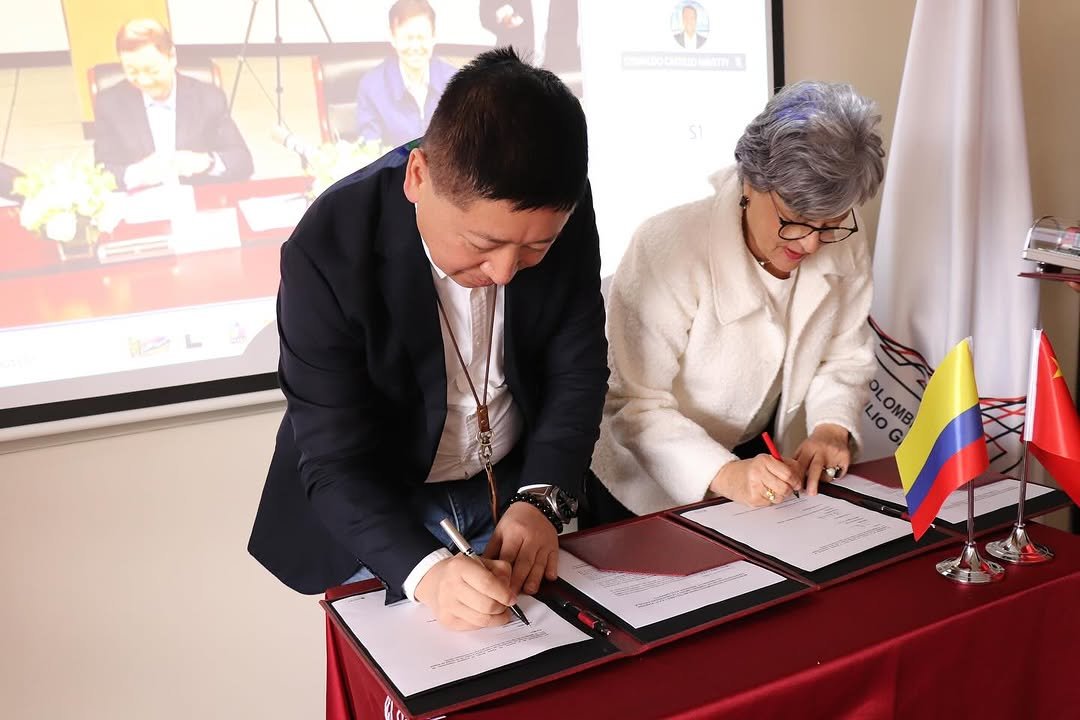 La Escuela Colombiana de Ingeniería, Metro Línea 1 y Xi’an Metro se unen en una alianza sin precedentes para capacitar a más de 800 profesionales, técnicos y tecnólogos que estarán al frente de la operación de la primera línea del Metro de Bogotá. 

Un acuerdo que combina conocimiento local e internacional, práctica y teoría, para transformar la movilidad del país y el futuro de la industria ferroviaria.

Amplíe la información en nuestro portal web: www.escuelaing.edu.co