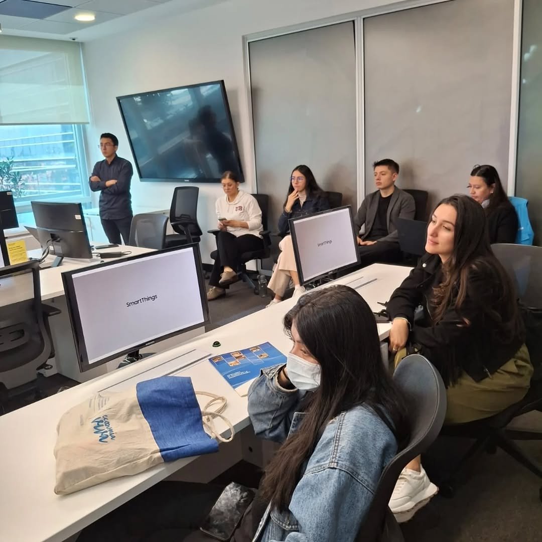 Así se vivió la primera jornada de la fase final del Concurso #MentesAlRetoEmpresarial2025

Una experiencia llena de innovación, creatividad y trabajo en equipo.

Los finalistas iniciaron la jornada con una inspiradora visita a las instalaciones de @samsungcolombia donde conocieron de cerca los desafíos del reto empresarial, y continuaron con técnicas de ideación en la Escuela Colombiana de Ingeniería Julio Garavito.

Contamos con las palabras de apertura de nuestra rectora, la ingeniera Myriam Angarita (@myriamangarita), la decana del Programa de Administración de Empresas de la @escuelaing Adriana Zambrano (@adrianam_zambranos) y la directora del programa de Administración de Empresas de la Universidad del Rosario, Carolina Lozano, quienes resaltaron la importancia del liderazgo colaborativo y la innovación responsable en la formación de los futuros administradores.