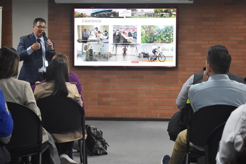 La Escuela Colombiana de Ingeniería  participó en el evento “Salud Mental y Siniestralidad”, liderado por el Ministerio de Salud y Protección Social, que contó además con la participación de diversas entidades, entre ellas la Academia Nacional de Medicina, la Agencia Nacional de Seguridad Vial, la Federación de Aseguradores Colombianos (Fasecolda), la Fundación para la Seguridad Vial (Fesvial), el Servicio Nacional de Aprendizaje (SENA), Claro y TransMilenio.

Durante la jornada, los participantes analizaron la relación entre la salud mental y los factores de riesgo asociados a la siniestralidad vial, así como las rutas de actuación de los organismos de vigilancia y control en esta materia. También se destacó la relevancia de las políticas públicas de salud y de las estrategias orientadas al cuidado de los diferentes actores viales.

En su intervención, el ingeniero Luis Eduardo Rodríguez Cheu, decano del Programa de Ingeniería Biomédica subrayó el papel de la biotecnología biomédica en el estudio de las funciones del cuerpo humano, particularmente en los procesos de toma de decisiones que ocurren en milisegundos para ejecutar un movimiento. Explicó cómo la comprensión de estos mecanismos biológicos y neuronales puede contribuir al desarrollo de estrategias biotecnológicas dirigidas a la prevención y el control de riesgos psicosociales, optimizando la respuesta del organismo ante situaciones de estrés o alta demanda cognitiva, especialmente durante la conducción de vehículos.