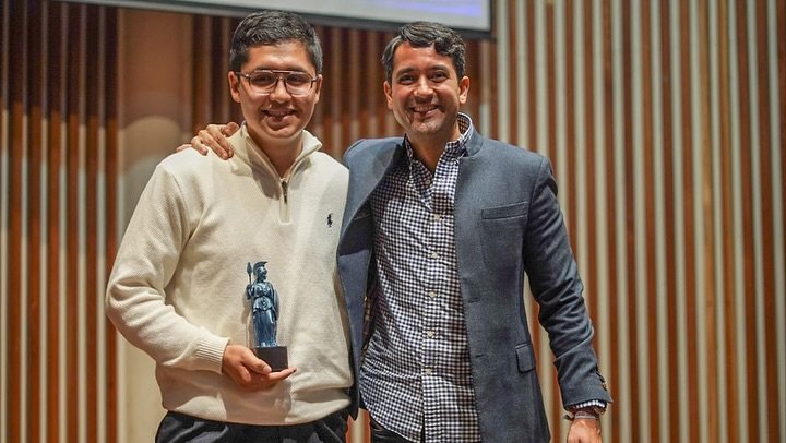 En la @escuelaing, 348 jóvenes becados por la Agencia Atenea Bogotá y 25 de #FestAtenea avanzan con paso firme en 12 programas académicos como Ingeniería civil, Ingeniería de sistemas, Economía, Matemáticas, entre otras carreras.

Durante este encuentro, el director @victorsaavedram , escuchó las experiencias de los beneficiarios e hizo un balance del programa #JóvenesALaE y compartió consejos sobre cómo prepararse una vez terminen la universidad.

En Atenea seguimos construyendo oportunidades para que más jóvenes en Bogotá estudien, crezcan y se transformen a través de la educación superior de calidad. #ConversAndoConElDirector