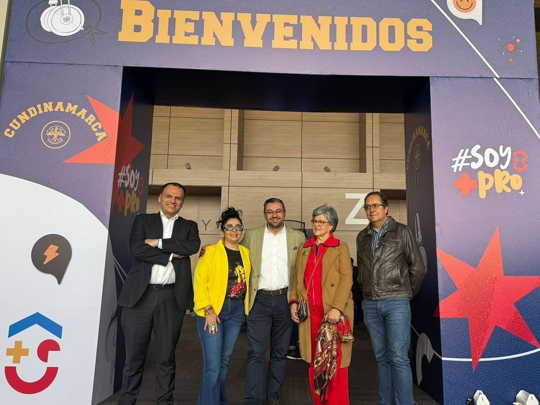 La Gobernación de Cundinamarca y las instituciones de educación superior vinculadas a la estrategia “Cundinamarca Más Profesional” realizaron un encuentro con los primeros estudiantes seleccionados para recibir este beneficio, que busca garantizar el acceso y la permanencia de jóvenes del departamento en programas de educación superior, tecnológica y técnica. 

 La iniciativa contempla el pago de la matrícula hasta por 5 salarios mínimos legales vigentes y apoyos de sostenimiento, con el fin de promover la equidad educativa y ampliar las oportunidades de formación profesional.

La Escuela no solo aplica un descuento mínimo del 30% sino que, de acuerdo con su modelo de matrículas, algunos estudiantes acceden a descuentos de hasta el 58%, según las condiciones económicas de su grupo familiar.

En representación de la Escuela participaron la Rectora Myriam Astrid Angarita Gómez, junto con el Vicerrector Académico, Oswaldo Castillo Navetty, y el Vicerrector Administrativo, Diego Sánchez Fonseca, quienes acompañaron a los 34 estudiantes beneficiarios que inician el periodo 2025-2 bajo esta modalidad de apoyo.
Los nuevos estudiantes cursarán programas en Economía, Ingeniería Biomédica, Ingeniería Civil, Ingeniería deCiberseguridad, Ingeniería de Inteligencia Artificial, Ingeniería de Sistemas, Ingeniería Eléctrica, Ingeniería Electrónica, Ingeniería Estadística, Ingeniería Industrial e Ingeniería Mecánica. 

A partir de esta alianza, la Gobernación y la Escuela se comprometen a brindar respaldo académico y económico, favoreciendo la consolidación de proyectos de vida que aporten al desarrollo del departamento y del país.
