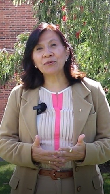 Conoce a Margarita Serrano López, Ingeniera Civil y Magíster en Construcción, quien se postula como candidata a representante de graduados ante el Consejo Directivo de la Escuela Colombiana de Ingeniería. 
Te invitamos a conocer sus propuestas en: https://www.escuelaing.edu.co/es/noticias/convocatoria-a-graduados-para-integrar-el-consejo-directivo-de-la-escuela/

🗣️ Su lema: “Yo llevo tu voz y juntos hacemos historia. Hagamos que nuestra experiencia cuente”. 

Sigue pendiente de nuestras redes institucionales para conocer a todos los candidatos.

👀 ¡No te los pierdas!