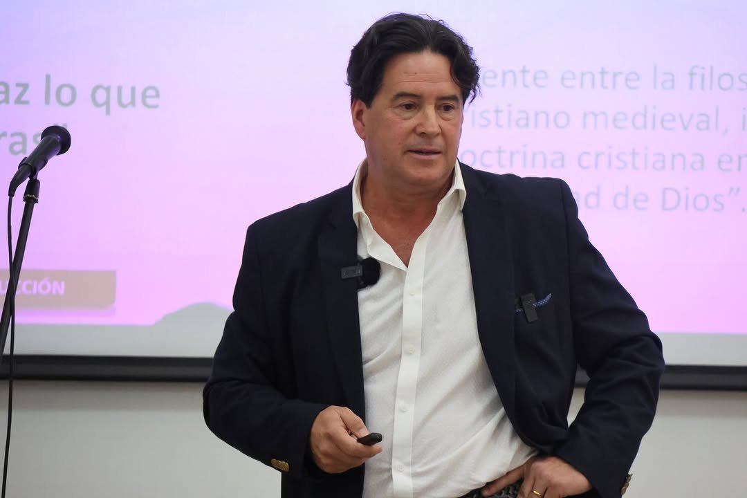 La Escuela Colombiana de Ingeniería fue el escenario de un encuentro inspirador junto al ingeniero Luis Gonzalo Jiménez Rosales, graduado de la institución en 1985, quien presentó su libro Conducción, Negociación y Seducción, una obra que conecta ingeniería, neurociencia e inteligencia artificial para revelar cómo tomamos decisiones en un mundo complejo.

📘 Entre directivas, familiares y amigos, se vivió un espacio cercano, humano y lleno de ideas poderosas que invitan a reflexionar sobre el proceso de decidir, negociar y también seducir.

👏 Felicitaciones a nuestro graduado por este gran lanzamiento. Un orgullo que su conocimiento, su experiencia y su visión vuelvan a la Escuela para inspirar nuevas miradas.