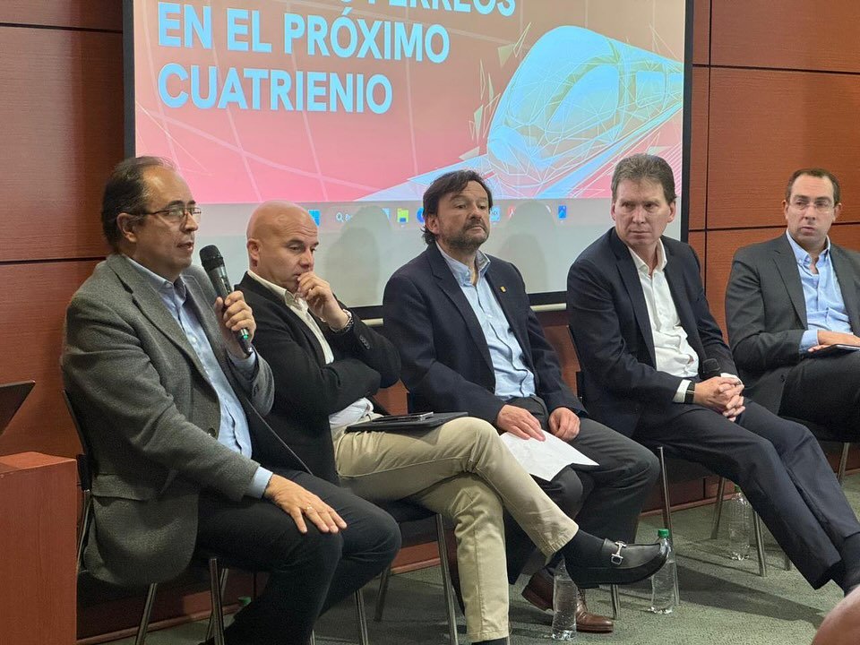 La Escuela sigue construyendo futuro para el país
 
El ingeniero Diego Sánchez Fonseca, Vicerrector Administrativo de la Escuela participó como panelista en el foro “Desafíos de los Sistemas Férreos en el Próximo Cuatrienio”, organizado por ACIEM y la Universidad de los Andes.
 
Durante este espacio, la Universidad Nacional de Colombia, la Escuela Colombiana de Ingeniería Julio Garavito y la Universidad de los Andes anunciaron un Convenio Marco de Cooperación que impulsará la formación, la investigación y la innovación en sistemas férreos para fortalecer la movilidad y el desarrollo de Colombia.
 
Este paso conjunto abre nuevas oportunidades para nuestros estudiantes y para el país.
¡Seguimos avanzando!
 
Consulte la nota completa aquí: https://www.escuelaing.edu.co/es/noticias/expertos-gobierno-y-academia-debaten-el-futuro-ferreo-del…