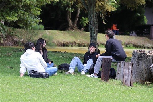 Regresar significa reencontrarnos con quienes nos inspiran y seguir creciendo juntos. 😄

Aquí se viven historias que dejan huella. ¡Qué bueno tenerlos de nuevo en nuestro campus!