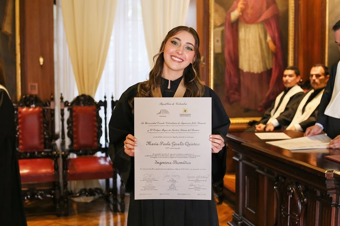 #OrgulloRosarista 

¡Felicitaciones a nuestros nuevos ingenieros biomédicos!
Hoy celebramos el logro de quienes culminan su camino en el Programa de Ingeniería Biomédica, pregrado en convenio entre la Universidad del Rosario y la Escuela Colombiana de Ingeniería Julio Garavito.

Su conocimiento, compromiso y espíritu innovador los preparan para transformar la salud a través de la tecnología y el servicio a la sociedad. ¡Gracias por inspirar el futuro desde la ciencia, la ingeniería y el humanismo! 

#EMCS #IngenieríaBiomédica