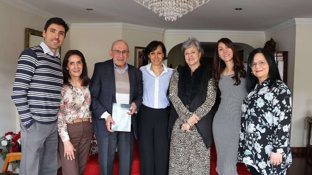 En un gesto de profundo reconocimiento y gratitud, la Rectora de la Escuela, ingeniera Myriam Astrid Angarita Gómez, visitó al ingeniero Héctor Manuel Hernández Ramírez, autor del libro Electromagnetismo, para hacerle entrega de los ejemplares de su obra, recientemente publicada por la Editorial Escuela Colombiana de Ingeniería.
Acompañada por la directora de la Editorial Escuela Colombiana de Ingeniería, Cristina Salazar Perdomo, la Rectora departió con el autor y su familia y aprovechó la oportunidad para destacar la contribución de esta obra a la enseñanza de la ingeniería eléctrica en el país.

Nota completa en nuestro portal web 👉 
https://www.escuelaing.edu.co/es/noticias/hector-manuel-hernandez-ramirez-trayectoria-y-legado-en-la-ingenieria-electrica-colombiana/
