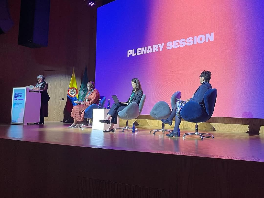 En el marco del Tercer Diálogo Interregional sobre Educación y Desarrollo entre África, América Latina y el Caribe y Europa, organizado por OBREAL en alianza con la 7.ª Asamblea General de OWSD, la ingeniera Myriam Astrid Angarita Gómez, Rectora de la  Escuela Colombiana de Ingeniería, participó como panelista en el conversatorio “AI for Local Development: Political, Ethical and Institutional Approaches”.
 
El panel, moderado por Apyio Okiwiri de OBREAL (Kenia), contó también con la participación de Ruixi Liu, representante de UNESCO-INRULED (China), y de la Embajadora de Chile en Colombia, Gloria Navarrete Pinto.
 
Durante el diálogo, las panelistas abordaron prácticas y usos de herramientas de inteligencia artificial en contextos de educación superior y educación básica y media, así como experiencias y proyectos en desarrollo en China, América Latina y África orientados al beneficio de las comunidades locales y rurales. La conversación destacó la importancia de fomentar redes interregionales de cooperación entre universidades, gobiernos, sociedad civil y sector empresarial para trabajar conjuntamente en políticas, proyectos de ley y regulaciones que promuevan un uso ético, responsable y sostenible de la inteligencia artificial, especialmente en la formación de niños y jóvenes.
 
En su intervención, la ingeniera Angarita Gómez propuso la creación de dos iniciativas estratégicas:
 
El Laboratorio Interregional de Inteligencia Artificial Ética y Desarrollo Local (LIA-EDL), orientado a la formación, la innovación y el desarrollo de proyectos aplicados.
 
El Observatorio Interregional de Ética, Gobernanza y Confianza Digital (OIEG-IA-CS), enfocado en la investigación, evaluación y construcción de marcos normativos compartidos.
 
Estas propuestas buscan fortalecer la cooperación entre regiones y consolidar espacios de reflexión y acción conjunta para avanzar hacia un uso transformador y equitativo de la inteligencia artificial en beneficio del desarrollo sostenible y de las comunidades.

@obreal_
