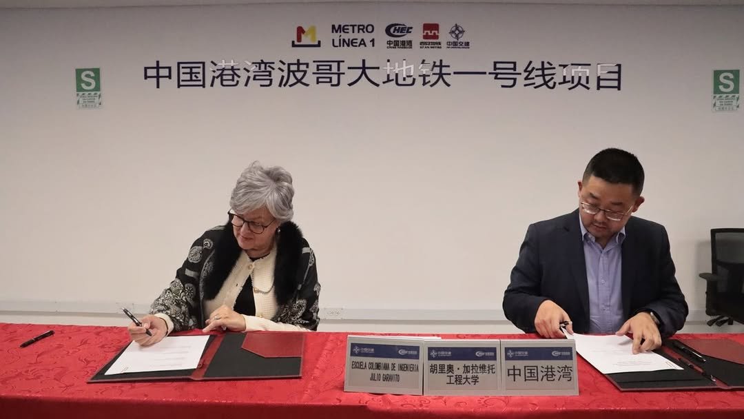 #Noticias 
En un acontecimiento sin precedentes para la educación superior y el desarrollo tecnológico de Colombia, la Escuela Colombiana de Ingeniería firmó junto con Metro Línea 1 S.A.S., Xi’an Rail Transit Group Company Limited y Xi’an Jiaotong un convenio de transferencia tecnológica, que posiciona al país en una élite académica global.

Con este acuerdo, la Escuela se convierte en la primera universidad de Colombia y la segunda de Latinoamérica en ingresar a la University Alliance of the Silk Road (UASR), el brazo académico de la Iniciativa de la Franja y la Ruta de la República Popular China, integrada por 151 universidades de 38 países. Este hito refuerza la capacidad del país para participar en redes de cooperación científica, tecnológica y formativa de alcance mundial.

Lo invitamos a ampliar la información en nuestro portal web.