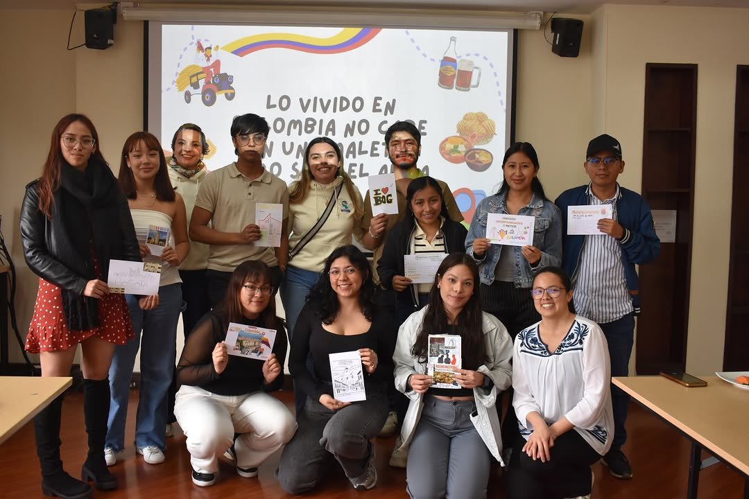 Cerramos con orgullo una etapa de ciencia y aprendizaje.

Se realizó la despedida de los estudiantes que participaron en la estancia de investigación presencial en el marco del Verano de la Investigación Científica y Tecnológica del Pacífico – Programa Delfín. 🐬

Durante 7 semanas, estos jóvenes desarrollaron proyectos de investigación junto a nuestros profesores, viviendo un intercambio académico y cultural enriquecedor.

En esta jornada, la Rectora entregó reconocimientos como símbolo del esfuerzo y dedicación de cada estudiante, y desde Bienestar se realizó un taller de cierre que permitió reflexionar sobre los aprendizajes y el valor de la experiencia cultural compartida.

Gracias a los estudiantes por elegir a la Escuela como su destino científico, a los profesores por su guía y al @programadelfinco por su confianza en nuestra institución.