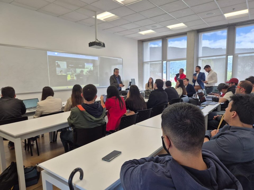 #Noticias
 
🏆 La UMNG ganó el Project Management Championship (PMC) 2025 en la final realizada en la Escuela Colombiana de Ingeniería.
El equipo conformado por Laura Fernanda Ovalle, Lina Mayerly Guarín y Roberto Durango se destacó al proponer soluciones de adaptación al cambio climático en La Guajira.
Agradecemos a IPMA y al jurado por su acompañamiento en este importante espacio para el fortalecimiento de la gerencia de proyectos en jóvenes.
