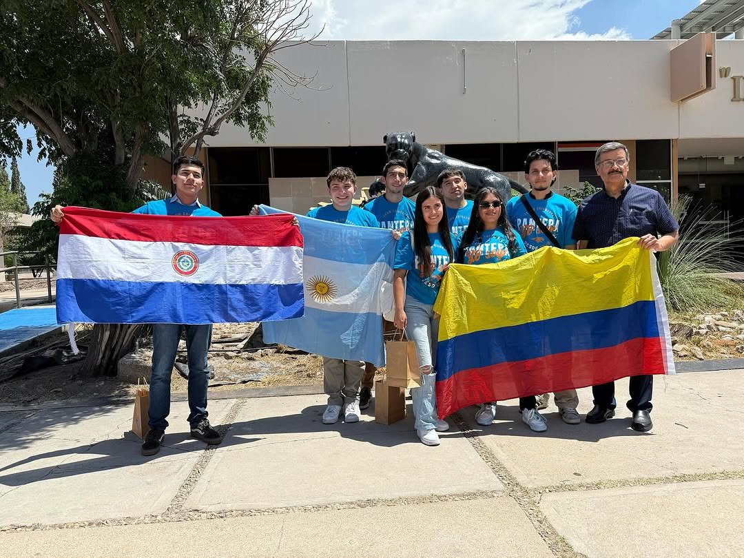 Juan Esteban Lozano, del Programa de Ingeniería de Sistemas, y Avril Daniela Peña, del Programa de Ingeniería Industrial, son beneficiarios de la beca PILA para el periodo 2025-2. Actualmente disfrutan de un intercambio académico en México, donde fortalecen su formación profesional, comparten con estudiantes de diferentes países y viven una experiencia intercultural inolvidable. 

📢 ¡Tú también puedes ser parte de esta oportunidad!

Ya está abierta la convocatoria de la beca PILA 2026-1 para realizar tu intercambio en México o Paraguay con apoyo económico.

🗓️ Postúlate hasta el 26 de octubre
🎯 ¡Tenemos 3 cupos disponibles!

Requisitos👉🏼https://bit.ly/3L4nFiQ