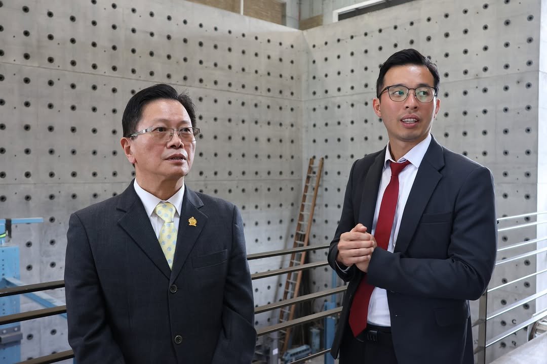 Fortaleciendo la cooperación académica con Taiwán.

El representante de la Oficina Comercial de Taipéi en Bogotá, Víctor Chu, visitó el campus de la Escuela Colombiana de Ingeniería Julio Garavito, donde destacó la calidad académica de nuestra institución. 

Durante el encuentro, se exploraron nuevas acciones de cooperación, entre ellas:

🔹 Invitar profesores taiwaneses a la Escuela Internacional de Verano y otros espacios académicos.
🔹 Establecer alianzas con universidades tecnológicas de Taiwán.
🔹 Promover becas para estudios de posgrado y cursos de chino-mandarín.
🔹 Coordinar giras técnicas al ecosistema de innovación y tecnología en Taiwán.
🔹 Generar enlaces con empresas taiwanesas.
🔹 Fortalecer la participación de profesores de la Escuela en cursos y talleres ofrecidos por el gobierno taiwanés.

🌏 Este encuentro refuerza nuestro compromiso con la internacionalización del conocimiento y la creación de oportunidades académicas que trascienden fronteras.

Más información en nuestro portal web 👉 https://www.escuelaing.edu.co/es/noticias/taiwan-abre-puertas-a-cooperacion-academica-con-la-escuela-colombiana-de-ingenieria/