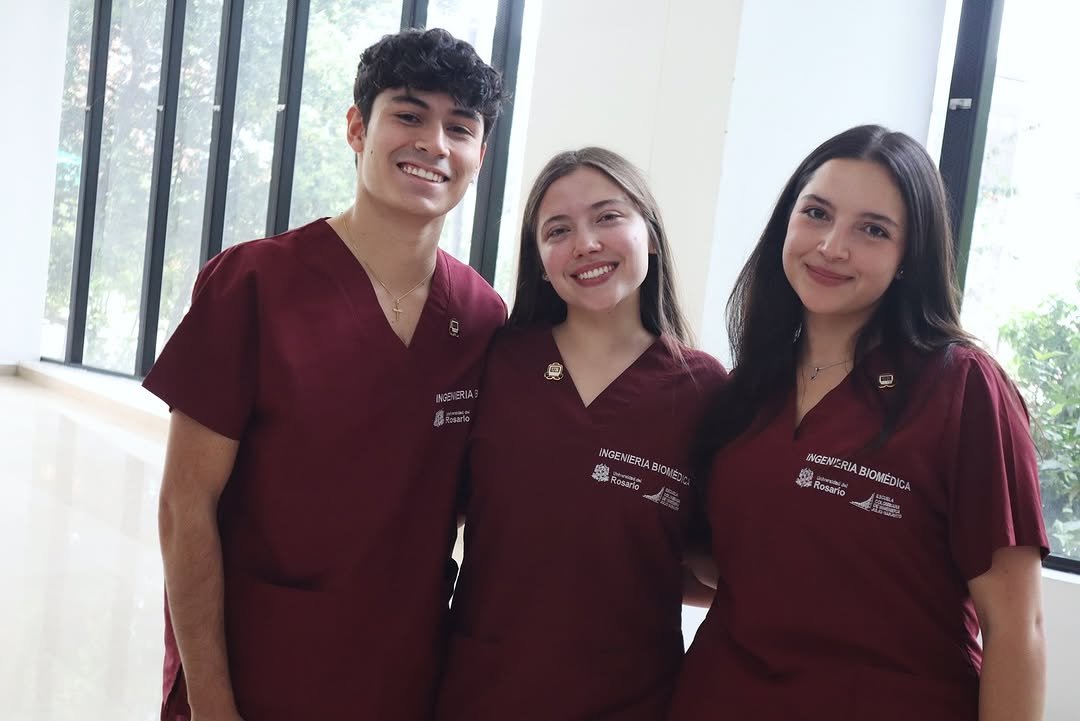 #OrgulloRosarista

Celebramos con orgullo a nuestros estudiantes de Ingeniería Biomédica que recibieron su distinción en la Ceremonia de Símbolos. Este reconocimiento honra su dedicación, esfuerzo  y compromiso con una disciplina que une la ingeniería y la salud para transformar vidas. 

Este momento simboliza el inicio de un compromiso aún más profundo con la salud de nuestra sociedad. Cada paso que dan refleja una apuesta decidida por la innovación y el servicio al bienestar común.

#EMCS #IngenieríaBiomédica #EntregaDeSímbolos #SoyRosarista