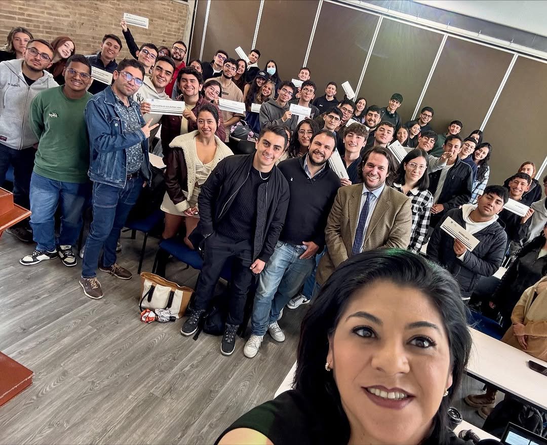 Más de 50 estudiantes líderes de diversos programas académicos de la Escuela Colombiana de Ingeniería Julio Garavito participaron en la simulación de una sesión de trabajo de la Comisión de Ciencia y Tecnología para el Desarrollo (CSTD), moderada por nuestra Directora General, la Mtra. Pilar Sandoval, el pasado 6 de noviembre de 2025.  Fue muy emocionante ver su entusiasmo al aprender sobre el protocolo y las mociones de procedimiento utilizadas en las Conferencias Modelos de Naciones Unidas (MUN, por sus siglas en inglés) mientras representaban a países de diferentes regiones del mundo que son Estados Miembros de la ONU.  Seguramente contaremos con su apoyo en el diseño e implementación de las iniciativas conjuntas que desarrollaremos en cumplimiento al recién firmado Convenio General de Colaboración.

#JuventudesGlobales #SomosMUNers #CiudadaníaGlobal #LíderesJuvenilesConVisiónGlobal #ParticipaciónJuvenil #MUN #ModelosONU #ModelosDeNacionesUnidas #ODS4 #EducaciónDeCalidad #EducaciónInclusiva #EducaciónEquitativa #AprendizajeDuranteTodaLaVida #ODS5 #IgualdadDeGénero #GeneraciónIgualdad #ODS17 #AlianzasParaLograrLosObjetivos #AlianzasEstratégicas 

@escuelaing