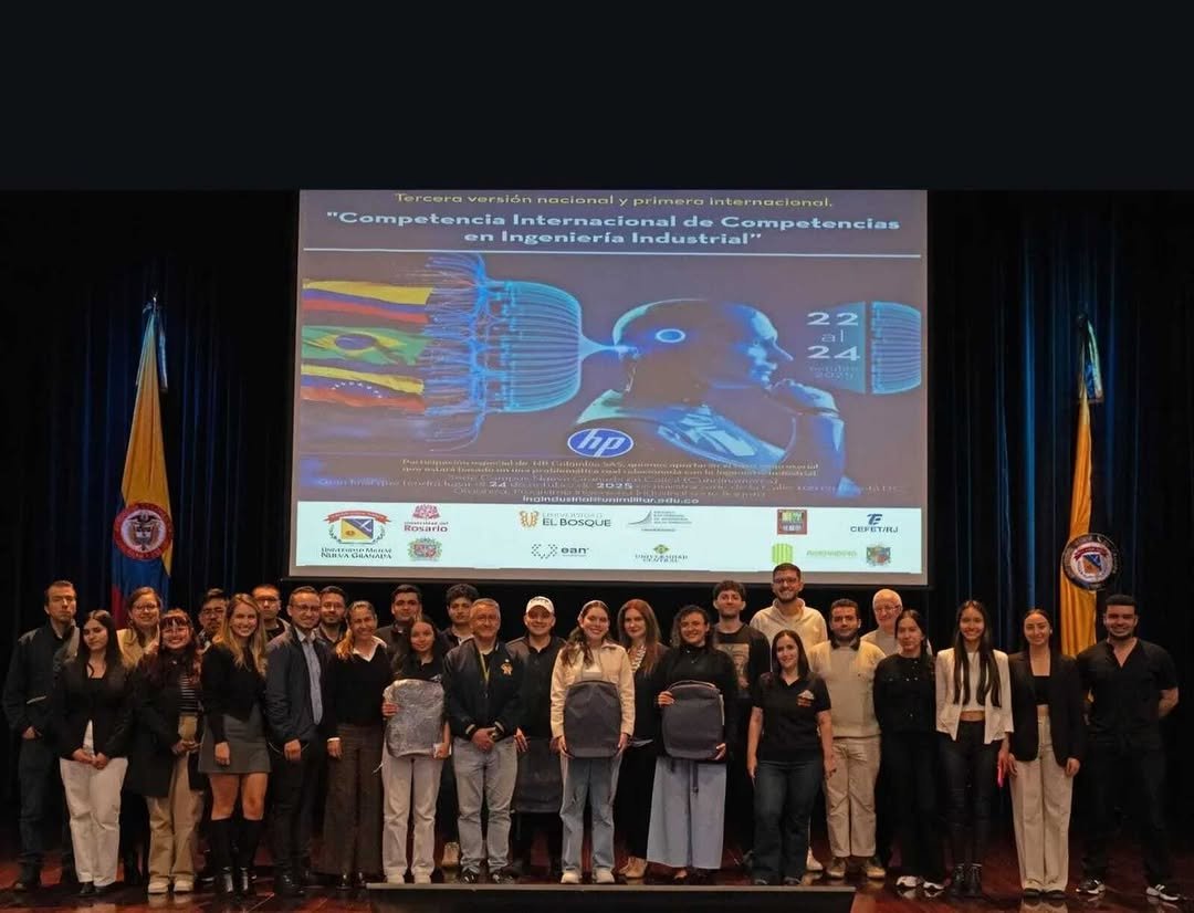 #OrgulloEscuela
Segundo puesto en la Competencia Internacional de Competencias en Ingeniería Industrial. 💪
La Escuela Colombiana de Ingeniería felicita a los estudiantes Miguel Ángel Hernández Torres, Juan Carlos Rivera Mendoza y Laura Marcela Estupiñán Manrique, 𝐝𝐞𝐥 𝐏𝐫𝐨𝐠𝐫𝐚𝐦𝐚 𝐝𝐞 𝐈𝐧𝐠𝐞𝐧𝐢𝐞𝐫𝐢́𝐚 𝐈𝐧𝐝𝐮𝐬𝐭𝐫𝐢𝐚𝐥, por obtener el segundo lugar en la 𝐓𝐞𝐫𝐜𝐞𝐫𝐚 𝐂𝐨𝐦𝐩𝐞𝐭𝐞𝐧𝐜𝐢𝐚 𝐍𝐚𝐜𝐢𝐨𝐧𝐚𝐥 𝐲 𝐏𝐫𝐢𝐦𝐞𝐫𝐚 𝐈𝐧𝐭𝐞𝐫𝐧𝐚𝐜𝐢𝐨𝐧𝐚𝐥 𝐝𝐞 𝐂𝐨𝐦𝐩𝐞𝐭𝐞𝐧𝐜𝐢𝐚𝐬 𝐞𝐧 𝐈𝐧𝐠𝐞𝐧𝐢𝐞𝐫𝐢́𝐚 𝐈𝐧𝐝𝐮𝐬𝐭𝐫𝐢𝐚𝐥, organizada por la Universidad Militar Nueva Granada.
Durante tres días, los equipos participantes enfrentaron retos académicos que pusieron a prueba su capacidad de análisis, adaptación, pensamiento crítico y trabajo en equipo.
Al cierre de las primeras jornadas, solo cinco equipos fueron seleccionados para avanzar a la etapa final, en la cual resolvieron un caso empresarial real de Hewlett Packard. Nuestro equipo se destacó por su análisis, creatividad y enfoque integral en la solución propuesta, alcanzando un destacado segundo lugar en la competencia.
Este importante logro refleja el talento, la preparación y el compromiso de nuestros estudiantes, así como el espíritu de excelencia e innovación que caracteriza a la Universidad Escuela Colombiana de Ingeniería Julio Garavito. ❤️
Agradecemos especialmente a la ingeniera Angélica Sarmiento Lepesqueur, profesora del programa, por acompañar y guiar a los estudiantes durante todo el proceso. 👏
