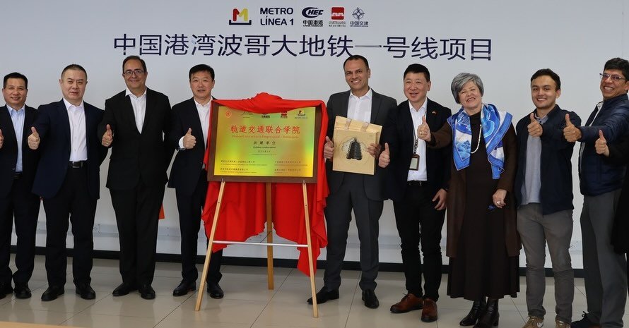 #Noticias 

Con el respaldo de empresas líderes de China, la Escuela Colombiana de Ingeniería y el concesionario de la Línea 1 del Metro de Bogotá se inauguró la Alianza Universitaria Empresarial Ferroviaria de Bogotá, un acuerdo que permitirá formar a 700 profesionales y posiciona al país como referente regional en educación e innovación metro-ferroviaria.

En un acto de alto valor estratégico para el desarrollo del país, se llevó a cabo la ceremonia de inauguración de la Alianza Universitaria Empresarial Ferroviaria de Bogotá, una iniciativa que articula al sector académico, empresarial e industrial de Colombia y China para la formación del talento que operará y mantendrá la futura Línea 1 del Metro de Bogotá, el proyecto de infraestructura más ambicioso en la historia nacional.

Nota completa en nuestro portal web.