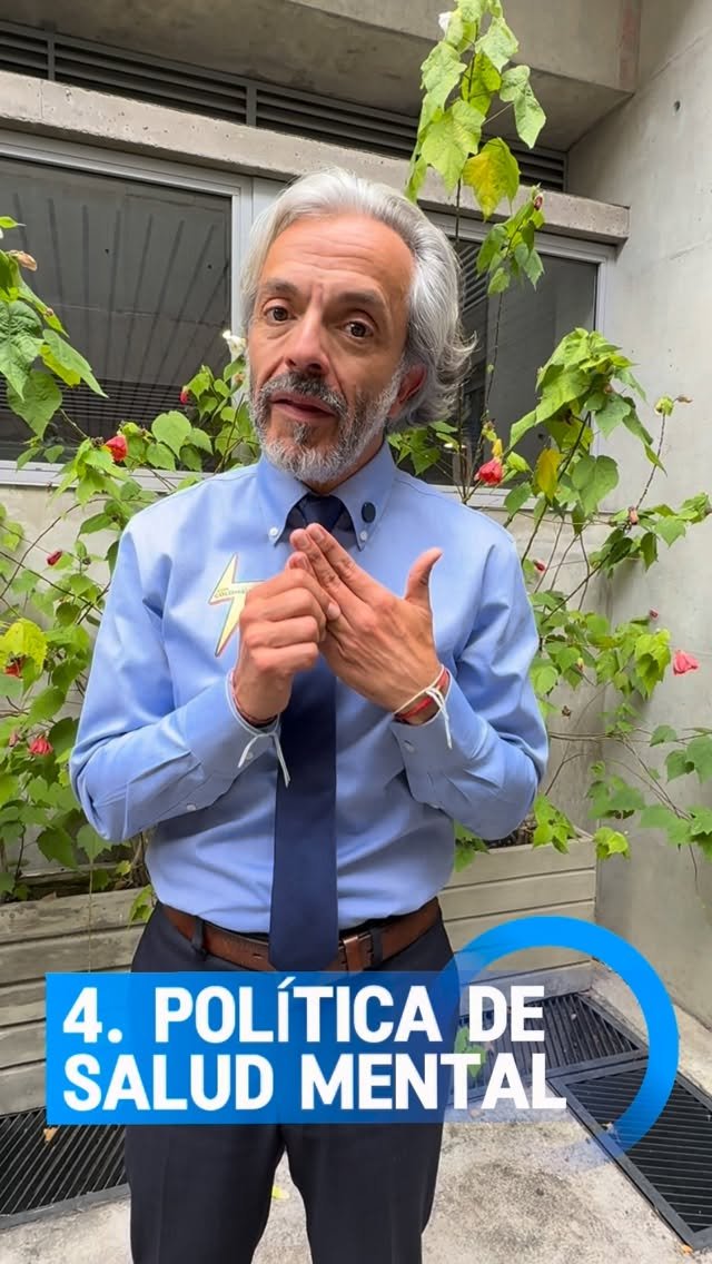 En el marco de nuestra campaña #JuventudDemocrática, que busca impulsar la participación activa de los jóvenes, fortalecer la cultura democrática y promover espacios donde el conocimiento, la argumentación y el pensamiento crítico sean herramientas para construir un mejor país, recibimos la visita del precandidato presidencial @jdoviedoar 
Durante este encuentro, compartió con nuestros estudiantes un espacio de diálogo abierto, reflexivo y lleno de preguntas sobre el futuro de Colombia. 🗳️💬
Gracias a todos los estudiantes que se sumaron a esta conversación. ¡Seguimos construyendo ciudadanía desde la academia!