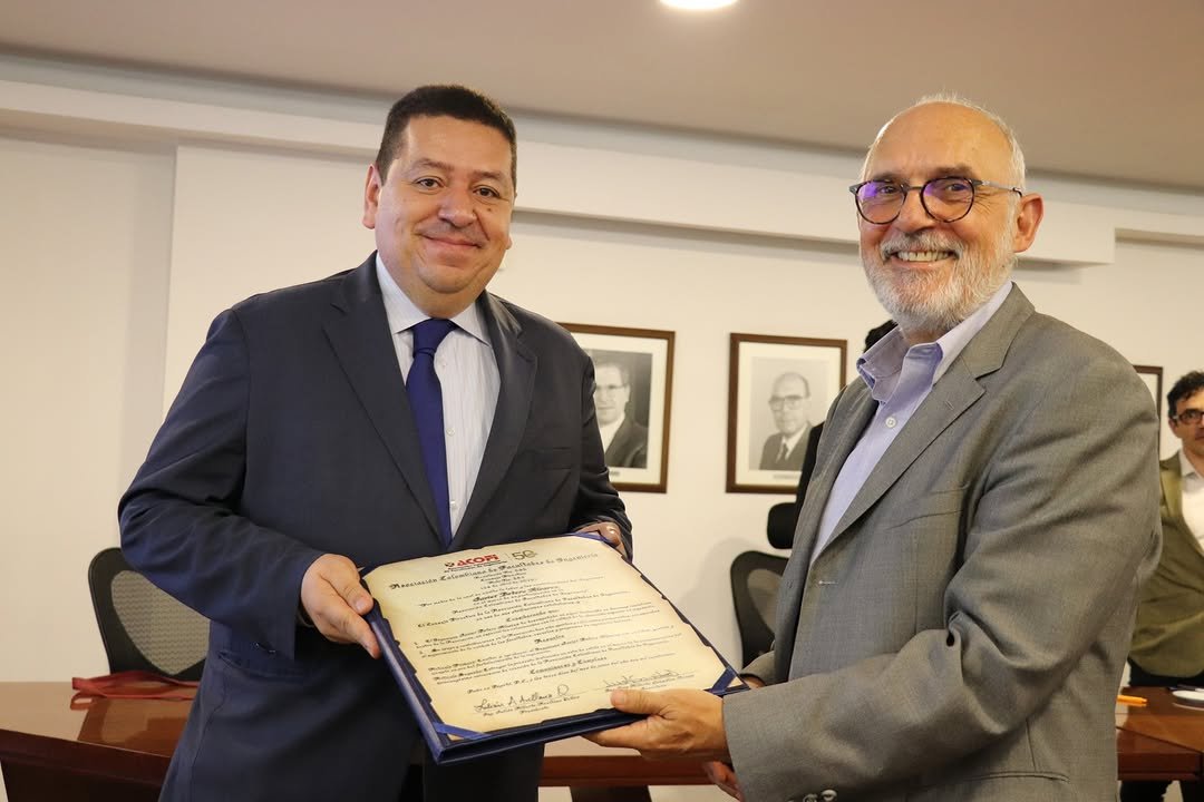 La Escuela Colombiana de Ingeniería Julio Garavito se enorgullece en compartir que, en el marco de la celebración de los 50 años de la Asociación Colombiana de Facultades de Ingeniería (ACOFI), se exaltó la labor y las importantes contribuciones del Ingeniero Javier Botero Álvarez, presidente del claustro de la Escuela, por su destacada participación en diversas iniciativas de la Asociación, especialmente en los temas relacionados con la calidad de la educación superior en ingeniería.

Asimismo, se reconoció la trayectoria del ingeniero Gonzalo Jiménez Escobar, fundador de nuestra universidad y expresidente de ACOFI durante el período 1980-1982, quien desempeñó un papel fundamental en el desarrollo y la proyección de esta importante Asociación.

Celebramos estos reconocimientos que reflejan el compromiso y liderazgo de nuestra comunidad con la excelencia en la ingeniería colombiana.

@acofi_insta