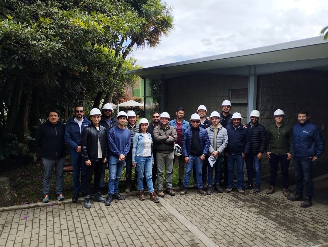 Estudiantes de la especialización en Estructuras de la Escuela, inscritos en el curso Diseño Básico de Estructuras Metálicas, realizaron una visita técnica a las instalaciones de Tecmo Instalaciones, Obras y Servicios, S.A. (Tecmo), empresa especializada en el diseño, fabricación e instalación de estructuras metálicas en acero y aluminio.

La actividad fue liderada por el profesor Luis Enrique Rodríguez Fajardo, profesor del curso y subgerente técnico de TECMO, y contó con la participación del ingeniero Gabriel Valencia Clement, profesor emérito de la Universidad Nacional de Colombia y actual director de la actualización del título F del documento AIS 100-24 de la Asociación Colombiana de Ingeniería Sísmica – AIS.

La visita técnica permitió a los estudiantes articular los conocimientos teóricos adquiridos en el posgrado —análisis, diseño, detalles de conexión y criterios de tolerancia— con su aplicación práctica, fortaleciendo el aprendizaje experiencial, uno de los pilares fundamentales en la formación en ingeniería estructural.

Agradecemos al equipo de TECMO S.A. por su hospitalidad, al ingeniero Gabriel Valencia Clement por su intervención, y al profesor Luis Enrique Rodríguez por liderar esta actividad, que contribuye significativamente al desarrollo de competencias técnicas y al fortalecimiento de la formación profesional en el área del análisis y diseño de estructuras de acero.