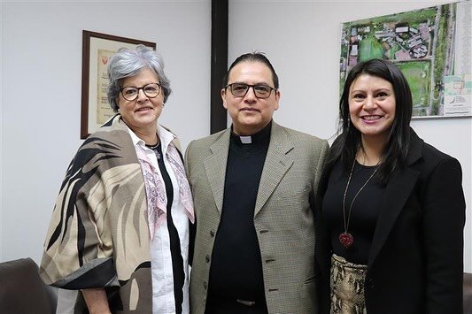 William Cano Quintero, graduado del Programa de Ingeniería Eléctrica de la Escuela en  el 2004, encontró su vocación en el sacerdocio sin dejar atrás las bases de su formación como ingeniero.
 
Hoy recuerda con cariño los profesores, las aulas y los laboratorios de la Escuela, su “segundo hogar”, y cómo sus conocimientos técnicos han aportado incluso en su labor pastoral, apoyando proyectos y obras dentro de la arquidiócesis.
 
👉 Lee su historia completa en nuestro portal web: https://www.escuelaing.edu.co/es/noticias/entre-circuitos-y-calices-la-vida-de-un-ingeniero-electricista-que-encontro-su-vocacion-sacerdotal/