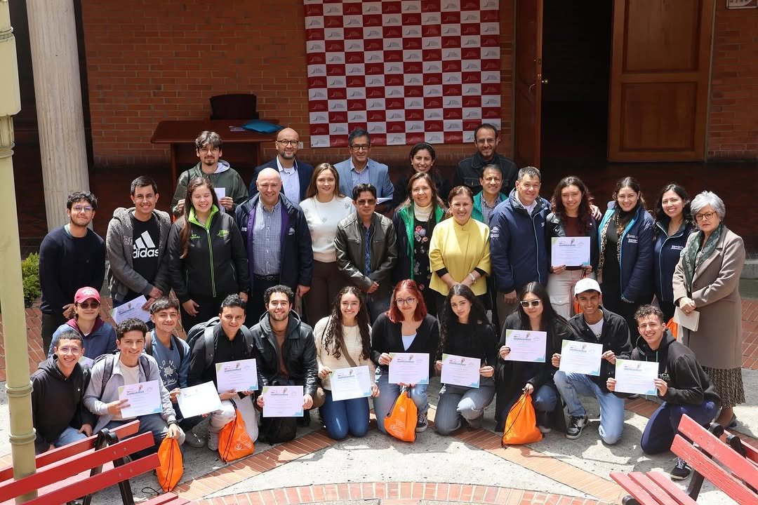 Así se vivió la Premiación de la Feria de Ideas Inspiradoras, Proyecto Integrador 2, un espacio donde nuestros estudiantes demostraron cómo el conocimiento se transforma en soluciones con impacto.

Felicitamos a todos los equipos participantes por su compromiso, innovación y dedicación. ¡Seguimos construyendo futuro desde las aulas! 💡