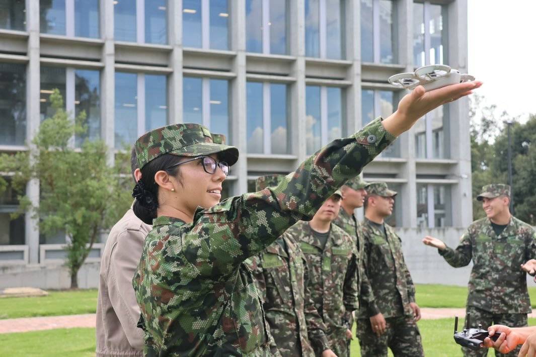 Una vez más, el conocimiento de nuestros profesionales aporta al desarrollo, la seguridad y la capacidad técnica del país.

Durante dos jornadas recibimos en nuestro campus a alumnos de la Escuela Militar de Cadetes en grado de Subteniente, quienes participaron en un entrenamiento especializado en fotogrametría digital, operación profesional de drones y análisis de sistemas sociales complejos. Un espacio diseñado para fortalecer sus capacidades técnicas y analíticas en escenarios de planeación y operación.

Este proceso fue guiado por nuestros profesores: el ingeniero José Ignacio Nieto, alumno de la Escuela de Misiones Internacionales y Acción Integral (ESMAI) del Ejército Nacional; el ingeniero Camilo Andrés Navarro, Profesional Oficial de la Reserva de la Fuerza Aeroespacial Colombiana; y el ingeniero Gabriel Martínez.

🤝 Este encuentro también incluyó espacios de networking interinstitucional que fortalecen la colaboración y el intercambio de conocimiento.