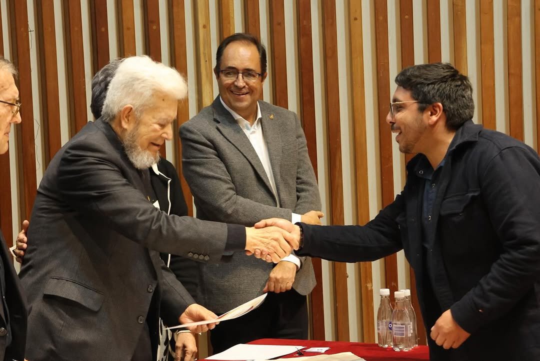 53 años formando, sirviendo e inspirando: la Escuela Colombiana de Ingeniería celebra su legado y su comunidad.

En el marco del quincuagésimo tercer aniversario, la institución rindió un emotivo homenaje a los profesores, administrativos y directivos que alcanzaron nuevos quinquenios de servicio.
Celebración de la fuerza einteligencia colectiva.

Ampliación del encuentro en nuestro portal web: www.escuelaing.edu.co