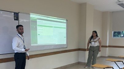 #OrgulloEscuela

Dos estudiantes del Programa de #IngenieríaEstadística representaron a la Escuela en el R Day Medellín, realizado el 14 de noviembre, donde presentaron una innovadora solución que integra en una sola herramienta un paquete estadístico y una app web para optimizar la toma de decisiones experimentales en tiempo real.

👏 Diana Catalina Hernández y Juan Sebastián Ramírez , junto al profesor Wilmer Pineda, desarrollaron un proyecto que impulsa el análisis científico de datos mediante la asignación eficiente de réplicas y tratamientos en el diseño de experimentos.

🌟 Su participación nos llena de orgullo. Sus resultados reflejan el compromiso, la calidad y la excelencia con la que construimos tecnologías para el análisis y la ciencia de datos.