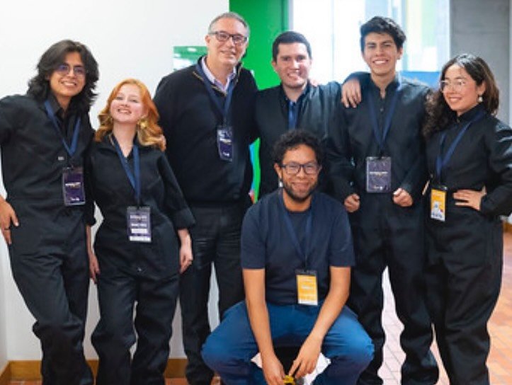 #OrgulloEscuela 😀

Por segunda vez la Escuela forma parte de Enactus Colombia, la red global que impulsa el emprendimiento social entre jóvenes líderes. Esta vez llegamos con dos equipos: SenseLife y AquaStride. Y nos llena de emoción anunciar que SenseLife avanzó hasta la semifinal nacional.

En esta edición participaron 20 universidades y se presentaron 26 proyectos innovadores, lo que resalta la magnitud y competitividad del evento.

También queremos resaltar que estos dos proyectos participarán junto a ToListo, representando a nuestra universidad en el Go Fest Bogotá 2025, el festival de emprendimiento más importante de Bogotá organizado por la Cámara de Comercio de Bogotá.

Este logro no solo demuestra el talento de nuestros estudiantes, sino también su compromiso con la innovación de impacto. ¡Vamos por más! 💪🏼

@enactuscolombia