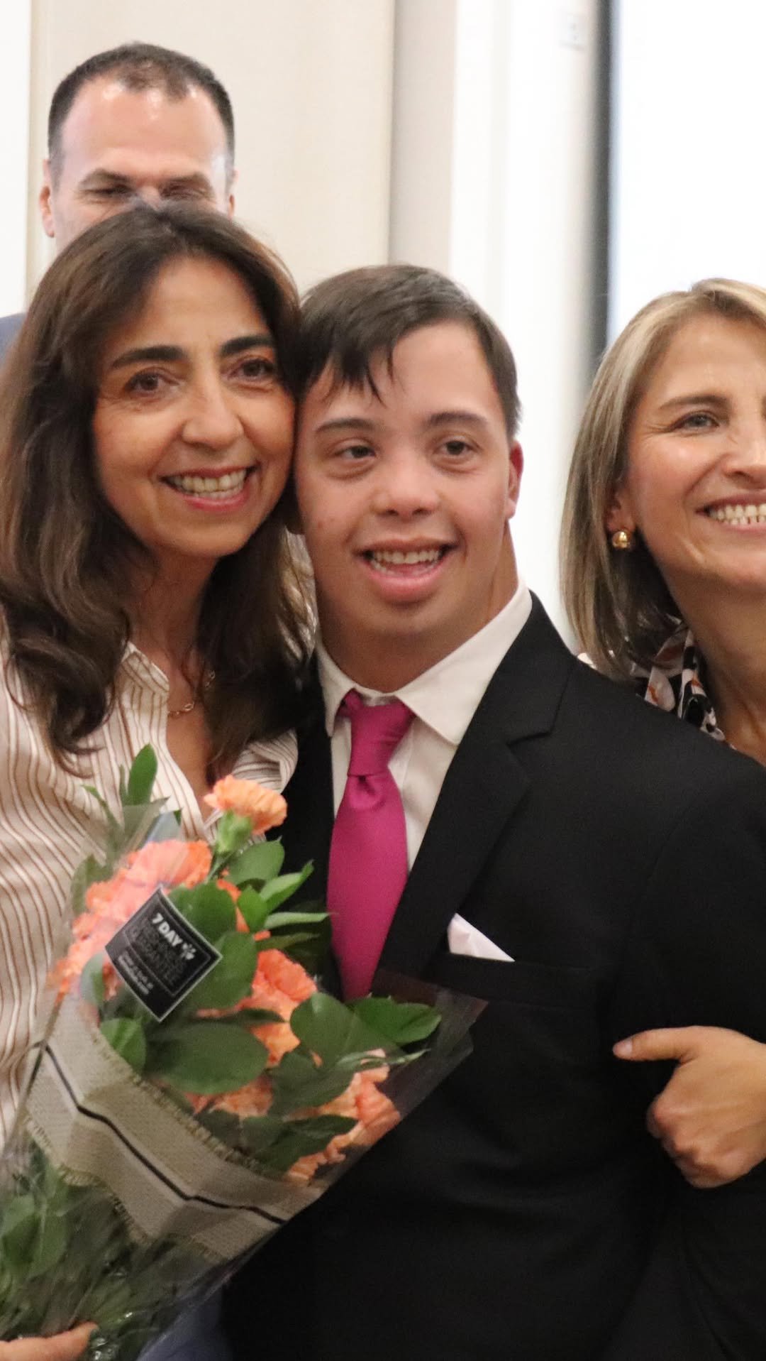 En la Escuela Colombiana de Ingeniería celebramos procesos formativos que abren camino hacia la autonomía y la inclusión.

Junto a la Corporación Síndrome de Down certificamos a los jóvenes que culminaron el programa Crecer Hacia la Vida Adulta, fortaleciendo las competencias que les permiten iniciar su etapa productiva.

Asimismo, entregamos los certificados del Diplomado en Desarrollo de Habilidades en Servicio, Procesos Logísticos y Emprendimiento, impartido por profesores de Ingeniería Industrial y la Unidad de Proyectos. Adicionalmente, Bienestar Universitario otorgó los certificados del curso Construyendo Mi Hoja de Vida, un complemento esencial para su preparación laboral.

Un logro colectivo que reafirma nuestro compromiso con la educación integral y las oportunidades que transforman vidas.