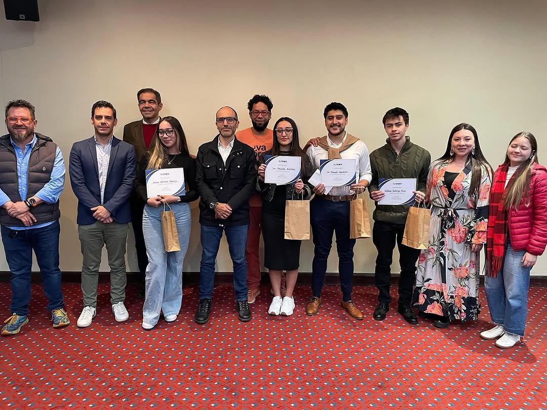 #OrgulloEscuela 
Una vez más demostramos que el talento de nuestra institución no tiene límites! 💪
La Escuela Colombiana de Ingeniería ocupó el primer y segundo lugar en la presentación de soluciones al desafío propuesto por EL TIEMPO.
🏆 Los equipos, conformados por estudiantes de los programas de Administración de Empresas, Ingeniería Industrial e Ingeniería de Sistemas, fueron liderados por el profesor Julián Gutiérrez del programa de Administración de Empresas.
Innovación, análisis y visión: así se construye el futuro.