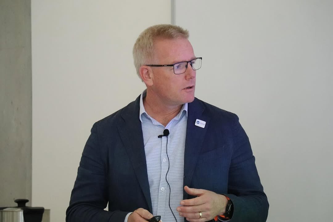 La Escuela Internacional de Verano 2025 de la Escuela Colombiana de Ingeniería Julio Garavito cerró esta edición con una jornada de alto nivel académico, marcada por dos conferencias magistrales desarrolladas en alianza con Crossrail International (CI), entidad de asesoría especializada, dependiente del Ministerio de Transporte de UK (DfT), concebida para apoyar gobiernos, organizaciones y entidades encargadas de planear y ejecutar proyectos ferrovarios complejos. 

 En esta oportunidad, tuvimos el honor de contar con la participación de dos expertos internacionales, quienes compartieron sus conocimientos y experiencias en temas clave para el desarrollo de infraestructura sostenible y eficiente:

🔹Doctor Mike de Silva presentó la conferencia “Sustainability in Railway Projects”, una mirada profunda a las estrategias sostenibles aplicadas en el diseño y ejecución de proyectos ferroviarios contemporáneos.
🔹Ingeniero Patrick ten Have compartió sus reflexiones en “Governance in Mega Infrastructure Projects”, destacando enfoques efectivos de gobernanza para liderar proyectos de gran escala con éxito.

Estas conferencias no solo ofrecieron conocimiento técnico y estratégico, sino que también dejaron importantes reflexiones sobre el papel de la ingeniería en la construcción de un futuro más sostenible, eficiente y equitativo.

Agradecemos a los conferencistas, a Crossrail International y a todos los participantes que hicieron parte de esta enriquecedora experiencia en la Escuela Internacional de Verano 2025.