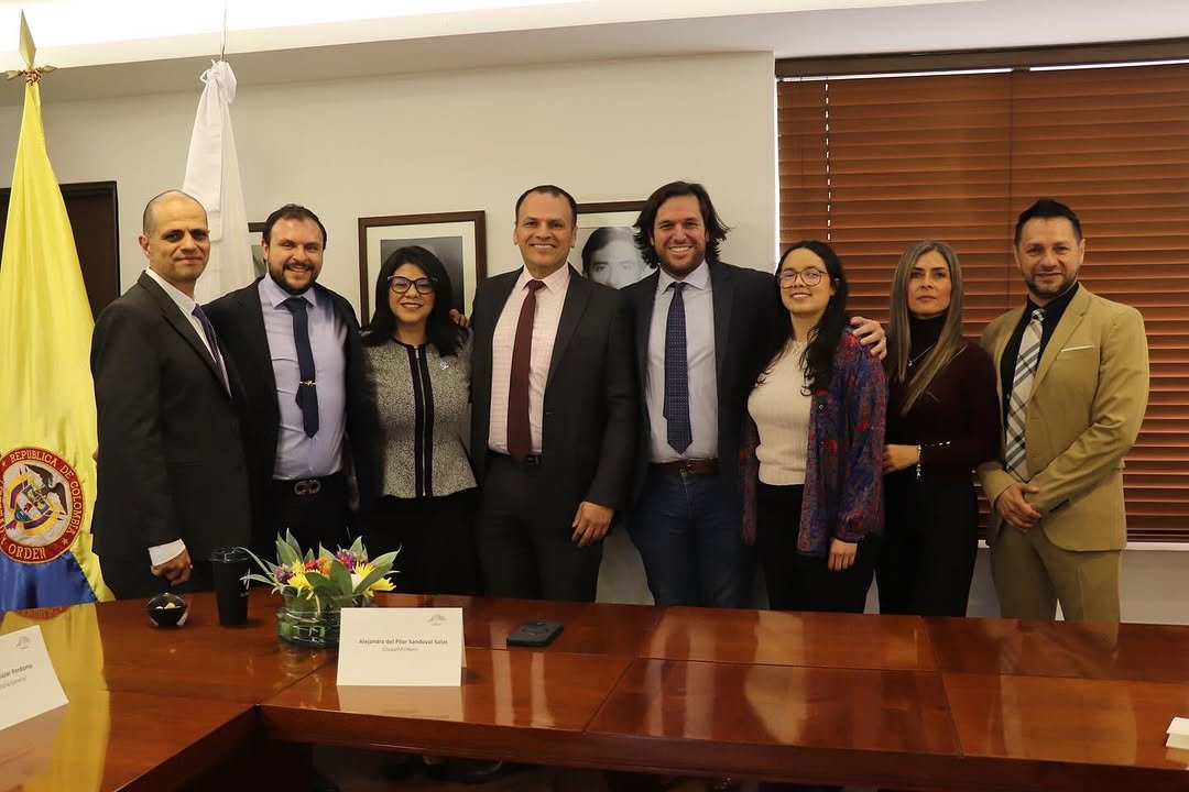 #Noticias #OrgulloEscuela
 
La Escuela Colombiana de Ingeniería continúa consolidando su compromiso con la formación integral y global de sus estudiantes al celebrar un Convenio General de Colaboración con la organización Global Muners A.C., representada por la maestra Alejandra del Pilar Sandoval Salas, directora general de la entidad, y la Rectora Myriam Astrid Angarita Gómez, en representación de la universidad.
 
La firma de estos convenios fue además la antesala del Encuentro de Rectores 2025, con la conferencia-taller “Los Modelos de Naciones Unidas como herramienta en la construcción de ciudadanía global”, dirigida a líderes educativos interesados en fortalecer las competencias ciudadanas y globales de sus estudiantes mediante experiencias innovadoras.
 
Lea la nota completa en nuestro portal web.

Agradecemos a @icetex_colombia por su apoyo en la financiación de esta participación a través del programa Expertos Internacionales, en el marco del programa de Reciprocidad para Extranjeros.

@colegiocolombogales @globalmuners @pilarsandovalmexico @jaimebarrerapdc