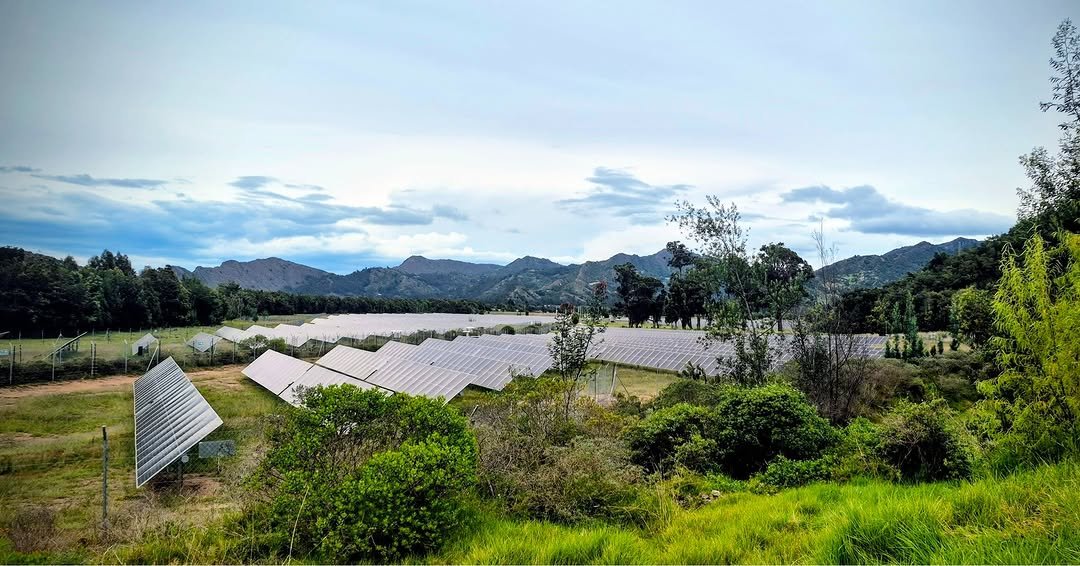 Los estudiantes del Semillero de Energías Renovables y del grupo de Subestaciones Eléctricas y Generación vivieron una experiencia de aprendizaje única durante su visita a la planta solar Jeques (9,9 MW) de GreenYellow, ubicada en Cucunubá.

En este recorrido conocieron de primera mano cómo se genera energía limpia para la región y profundizaron en tecnologías clave para la transición energética del país.

La actividad estuvo acompañada por los ingenieros Javier Andrés Ruiz y Luis Francisco Reyes, del Programa y de la Maestría en Ingeniería Eléctrica, reforzando el compromiso de La Escuela con una formación práctica, actual y conectada con los retos reales del sector energético.

🌞⚡ Aprendizaje que impulsa el futuro de la energía.